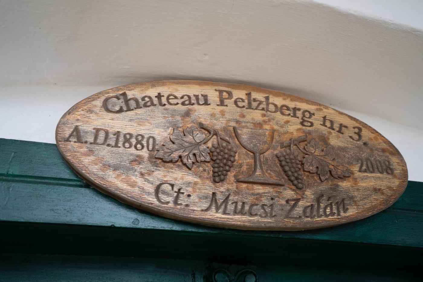Chateau Pelzberg tábla, A.D. 1880, Mucsi Zalán